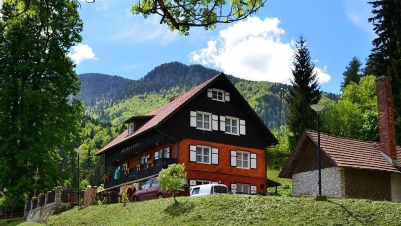 Smucarska Koca Bed and Breakfast Kotlje Eksteriør billede